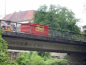 Im kommenden Jahr wird diese Brückenkonstruktion über die Aisch in Höchstadt abgerissen. Gestern wurde sie von Experten noch einmal genau untersucht, um die Schäden festzuhalten.  Foto: Andreas Dorsch