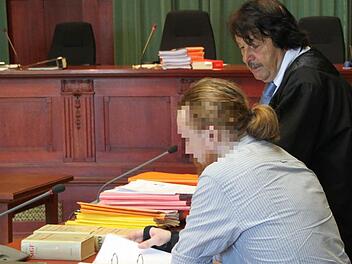 Zweiter Verhandlungstag am Landgericht Bayreuth: der Bunker-Mann und sein Verteidiger im Schwurgerichtssaal. Foto: StephanTiroch