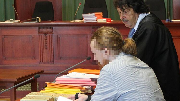 Zweiter Verhandlungstag am Landgericht Bayreuth: der Bunker-Mann und sein Verteidiger im Schwurgerichtssaal. Foto: StephanTiroch