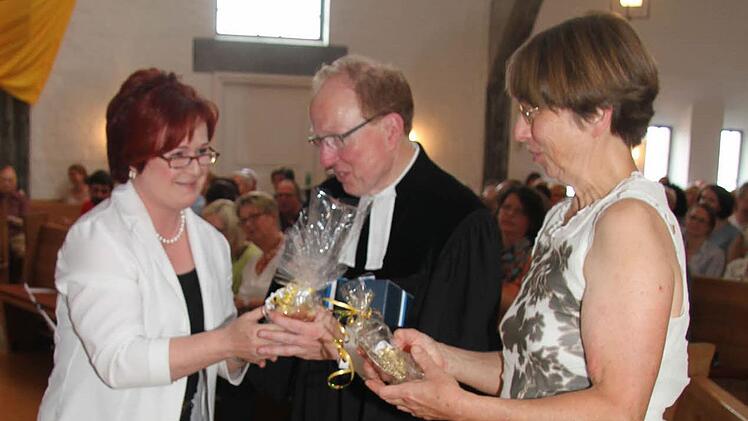 Abschiedspräsente von der stellvertretenden Landrätin Christina Flauder für Pfarrer Martin Wolff und seine Frau Annegret