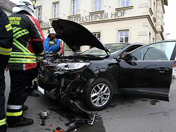 Der Renault der vorfahrtsberechtigten Frau, in den der BMW am Freitagnachmittag krachte, als er aus der Straße Am Stadtgraben in die Horsdorfer Straße einfahren wollte. Foto: Stefan Johannes
