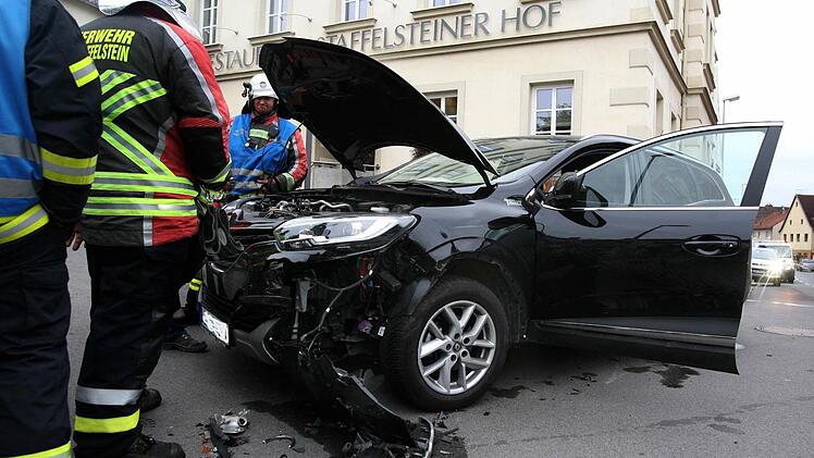 Der Renault der vorfahrtsberechtigten Frau, in den der BMW am Freitagnachmittag krachte, als er aus der Straße Am Stadtgraben in die Horsdorfer Straße einfahren wollte. Foto: Stefan Johannes