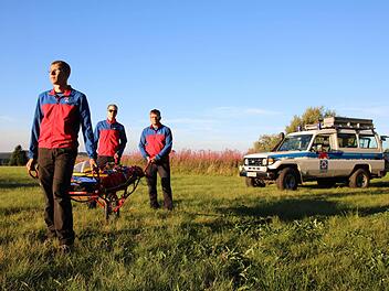 Wenn Menschen in der Rhön in unwegsamen Gelände verunglücken, dann rückt die Bergwacht aus. Bei einem Besuch auf dem Heidelstein verraten die Rettungshelfer, worauf Wanderer im Mittelgebirge achten sollten. Foto: Ronald Heck