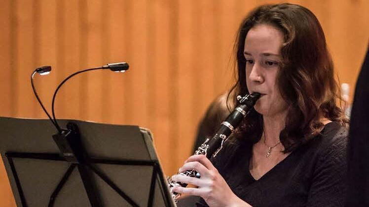 Begeisterten Beifall verdiente sich die Blaskapelle Meeder bei ihrem Jahreskonzert in der ausverkauften Schulturnhalle. Alina Göhring (Klarinette). Foto: Jochen Berger