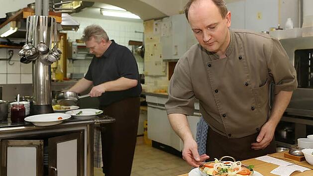 Die Br&uuml;der Peter (hinten) und G&uuml;nter W&ouml;lfel vom "Gasthof zur Post" in G&ouml;&szlig;weinstein (Landkreis Forchheim) stehen stellvertretend f&uuml;r die immer noch gro&szlig;e Zahl an Familienbetrieben mit Tradition in Bayern. Foto: Barbara Herbst