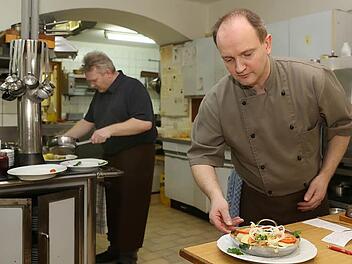 Die Brüder Peter (hinten) und Günter Wölfel vom "Gasthof zur Post" in Gößweinstein (Landkreis Forchheim) stehen stellvertretend für die immer noch große Zahl an Familienbetrieben mit Tradition in Bayern. Foto: Barbara Herbst