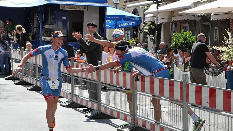 Marc Heller und Dieter Nußgräber feuern Nadja Lindner (alle ASV Kulmbach) auf den letzen Metern an. Foto: Karl Heinz Weber