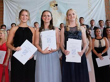 Die Jahrgangsbesten der Abiturienten 2017 in Hammelburg (von links): Verena Reis, Lisa Herrlein und Franziska Ruppert. Foto: Gerd Schaar
