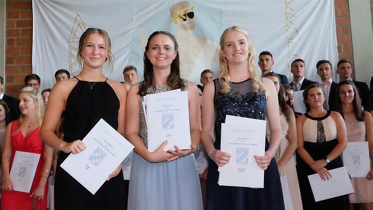 Die Jahrgangsbesten der Abiturienten 2017 in Hammelburg (von links): Verena Reis, Lisa Herrlein und Franziska Ruppert. Foto: Gerd Schaar
