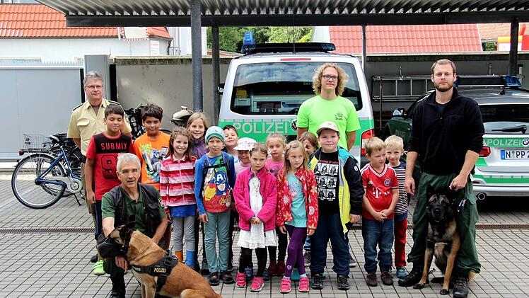 Ferienkinder bei der Herzogenauracher Polizei  Foto: Richard Sänger