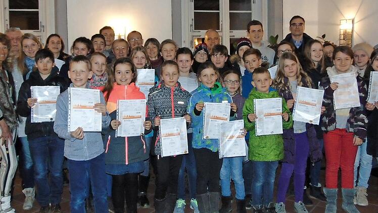 Sie alle haben das Sportabzeichen geschafft.  Foto: Petra Malbrich