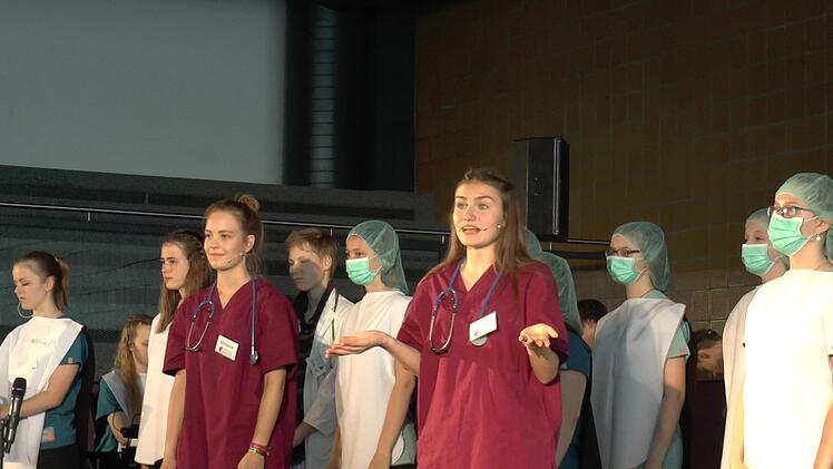 Die beiden "Krankenschwestern", die das Publikum zum Mitmachen animierten, wurden von zahlreichen "OP-Assistenten" unterst&uuml;tzt.Christian Licha