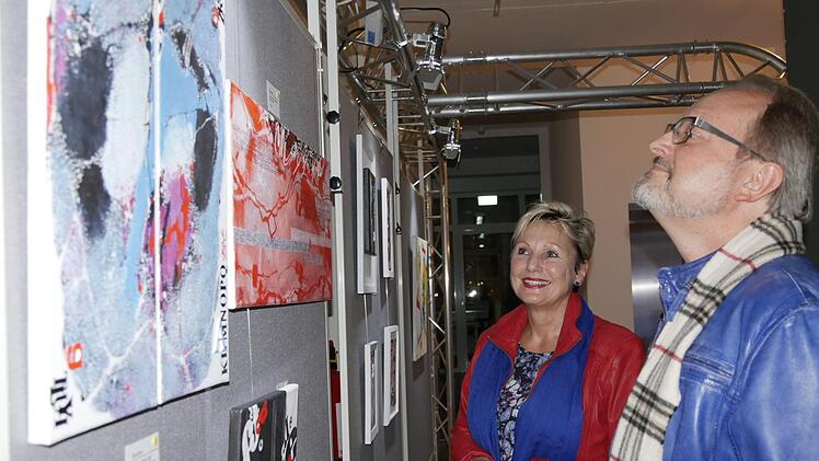 Nach dem Festakt hatte Queck zum Rundgang durch die Ausstellung  eingeladen.Manja von Nida