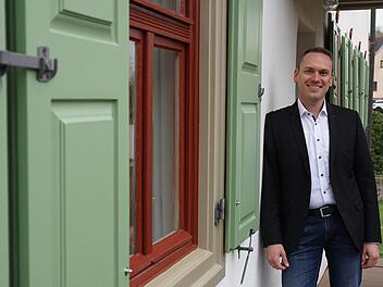 Mario Götz am Gemeindehaus in Hassenbach Foto: Arkadius Guzy