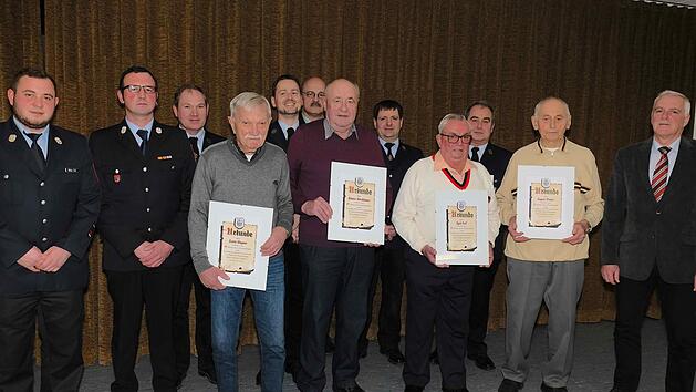 Der neue Brandmeister Niklas Fink (von links) sowie KBM Torsten Büchner, Erwin Wagner, Ägid Troll, Günter Morhäuser, August Winter, Jürgen Karle; (hinten v.l.): Michael Reith, Christian Wickel, Martin Winter, Jochen Schäfer und Armin Winter.
