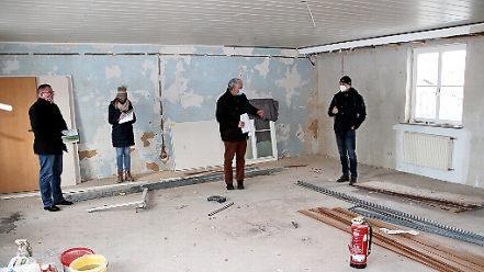 Blick in den neuen Veranstaltungsraum in der ehemaligen Bramberger Schule. Auf dem Foto (von rechts): Architekt Bergmann, Bürgermeister Hennemann, Ute Barthelmann und Stefan Hofmann.