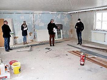Blick in den neuen Veranstaltungsraum in der ehemaligen Bramberger Schule. Auf dem Foto (von rechts): Architekt Bergmann, Bürgermeister Hennemann, Ute Barthelmann und Stefan Hofmann.