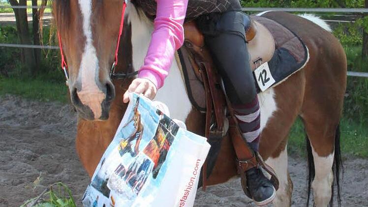 Conchita bleibt ruhig, als Nadine Küfner nach der Plastik-Tasche greift.