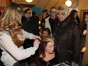 Laura Baiersdorfer zeigte Fingerfertigkeit und demonstrierte den staunenden Besuchern, wie man eine Hochsteckfrisur erstellt.Alle Fotos: Roland Mayer