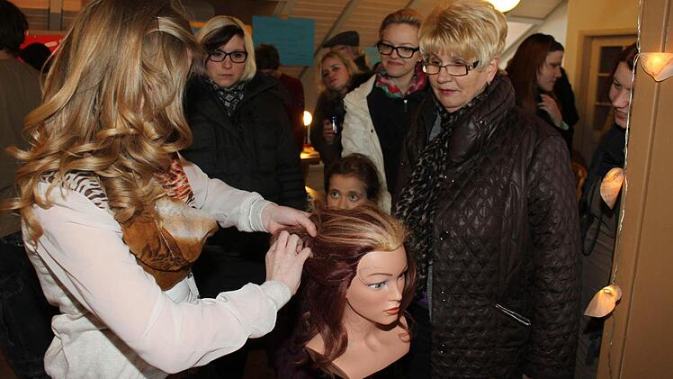 Laura Baiersdorfer zeigte Fingerfertigkeit und demonstrierte den staunenden Besuchern, wie man eine Hochsteckfrisur erstellt.Alle Fotos: Roland Mayer