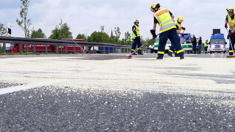 Mit der Bergung des Ferrari waren unter anderem die Polizei, ADAC und Helfer des THW beschäftigt. Foto: News5/Grundmann
