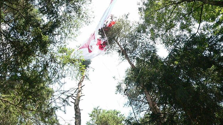 Der Fallschirm blieb in den Baumwipfeln hängen. Foto: Feuerwehr