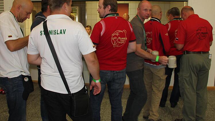 Die Letten und Russen machen erste Bekanntschaft mit fränkischem Bier.