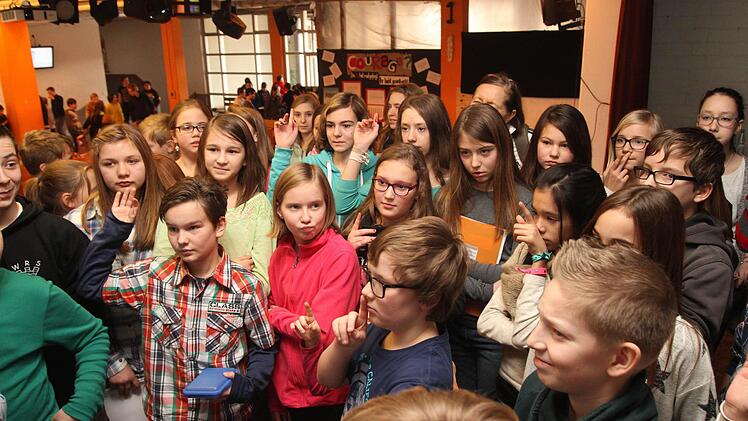Man sieht den Schülern direkt an, dass sie wissbegierig auf Gregor Staubs Lernmethoden sind.