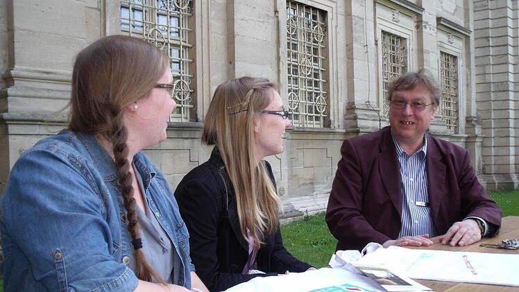 Der stellvertretende Anstaltsleiter Ralf Hafner nimmt sich Zeit für die Fragen der beiden Zehntklässlerinnen Isabell (l.) und Jasmin. Foto: Anette Schreiber