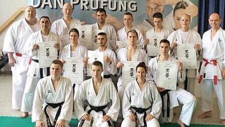 Die Kampfsportschule Coburg schickte 13 Karatekas zur Dan-Prüfung beim ehemaligen Bundestrainer Toni Dietl (vorne von links): Kevin Tumma, Niklas Jäckel-Helm und Mireille Hunger; (Mitte von links): Mohsen Fard, Daniela Hoffmann, Nikolai Pourraki, Maximilian Mathes und Willy Graul; (hinten von links): Prüfer Werner Bührer, Harald Saffer, Oliver Michel, Maximilian Spisla, Leon Dalibor, Stefan Müller und Toni Dietl.