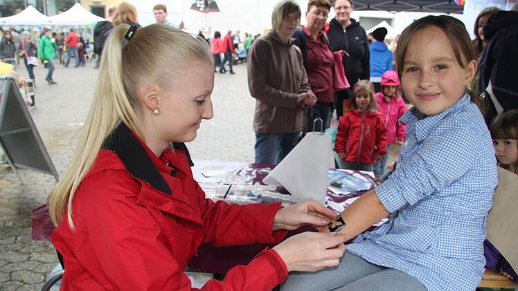 Eileen Rehe (7) wünscht sich am Stand der Bayerischen Rundschau ein superschickes Glitzertatoo - einen Schmetterling. Foto: Sonja Adam