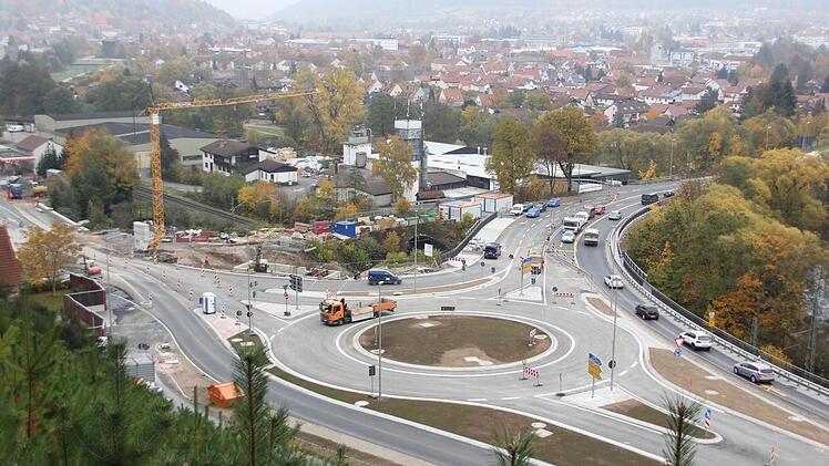 Der Verkehr aus Richtung Nordbrücke rollt schon über den Kreisel. Foto: Friedwald Schedel