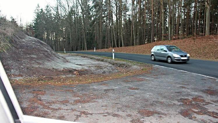 Die "Gefahr von links", hier der Blick in Richtung Hohnhausen, wurde durch die Rücknahme des Böschungskörpers erheblich vermindert.  Foto: Helmut Will