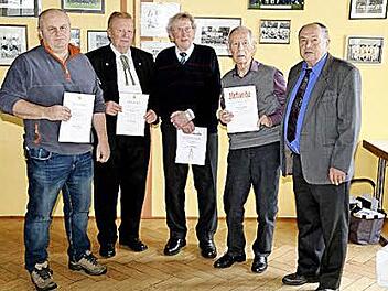 Für ihre langjährige Treue wurden diese Imker geehrt. Foto: Gal