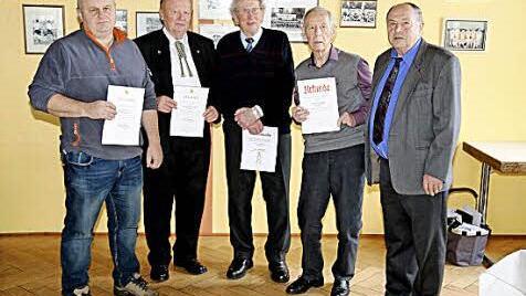 Für ihre langjährige Treue wurden diese Imker geehrt. Foto: Gal