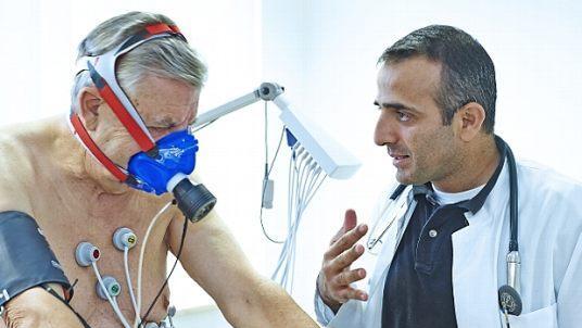 Lungenkrankheiten sind weiter verbreitet als viele Menschen denken. Unter Leitung von Joseph Alhanna (rechts) wird am 16. September ein Lungentag am Klinikum stattfinden.  Foto: Klinikum