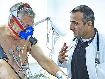 Lungenkrankheiten sind weiter verbreitet als viele Menschen denken. Unter Leitung von Joseph Alhanna (rechts) wird am 16. September ein Lungentag am Klinikum stattfinden.  Foto: Klinikum