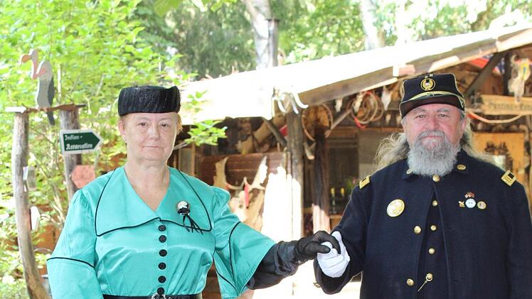 Ute Friedel trägt ein Tageskleid, wie es in den Nordstaaten der 1860er Jahre verbreitet war. Dieter Schunk verkörpert einen Soldaten der Infanterie der US-Armee. Foto: Cindy Dötschel