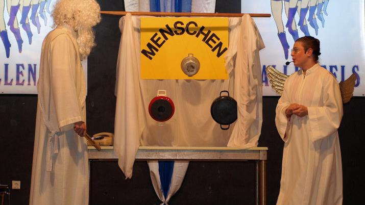 Petrus (Maik Förner) und sein Engel (Jacqueline Hahn) an der MenschenmaschineSusanne Deuerling