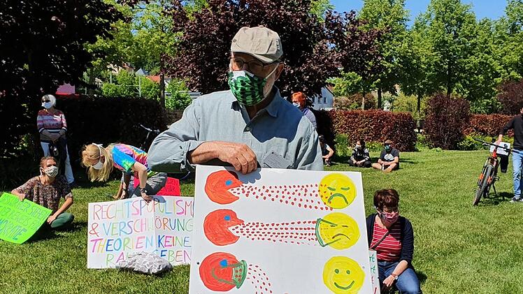 Peter Witton, Veranstalter der Gegendemonstration, erklärt das Infektionsrisiko mit und ohne Maske. Foto: Maria Löffler