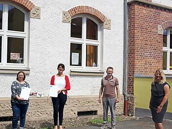 Sprach-Fachberaterin Angela Birkner (rechts) zeichnete (von links) die zusätzliche Fachkraft für Sprachliche Bildung, Andrea Roderer, und Einrichtungsleiterin Elke Reif-Beck als Tandem aus. Hierzu gratulierte auch Pfarrer Achim Gerber (zweiter von rechts).