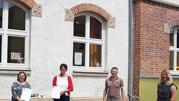 Sprach-Fachberaterin Angela Birkner (rechts) zeichnete (von links) die zusätzliche Fachkraft für Sprachliche Bildung, Andrea Roderer, und Einrichtungsleiterin Elke Reif-Beck als Tandem aus. Hierzu gratulierte auch Pfarrer Achim Gerber (zweiter von rechts).