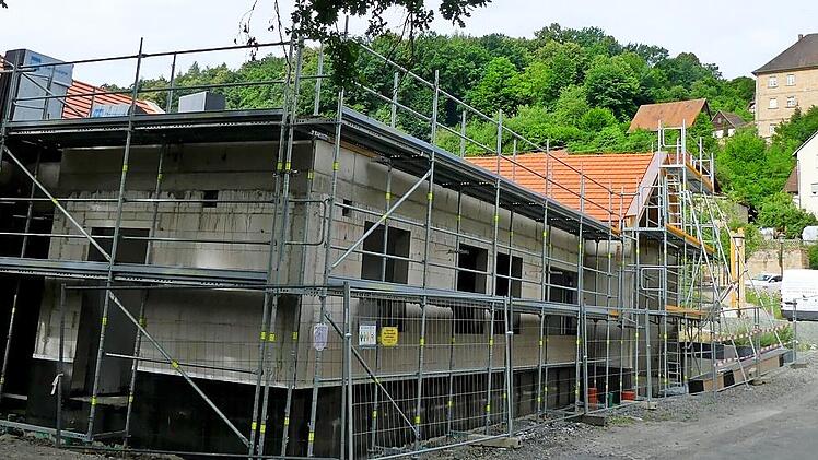 Der neue Kindergarten ist jetzt auch von oben dicht, so dass es mit den Innenarbeiten weitergehen kann.