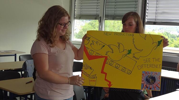Friedensarbeit: Vor dem Hintergrund des Erbes des Ersten Weltkrieges und dem Letter-Art-Projekt "Remember 1914 bis 1918" haben die Schüler Anti-Krieges-Werbung gestaltet. Nicht Waffen, sondern Friedenstauben sollen produziert werden. Fotos: Johanna Eckert