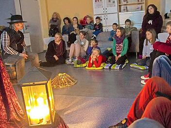 Märchenerzähler Georg Walter Engel aus Forchheim (links) mit seiner multimedialen Kiste. Foto: R. Ruprecht