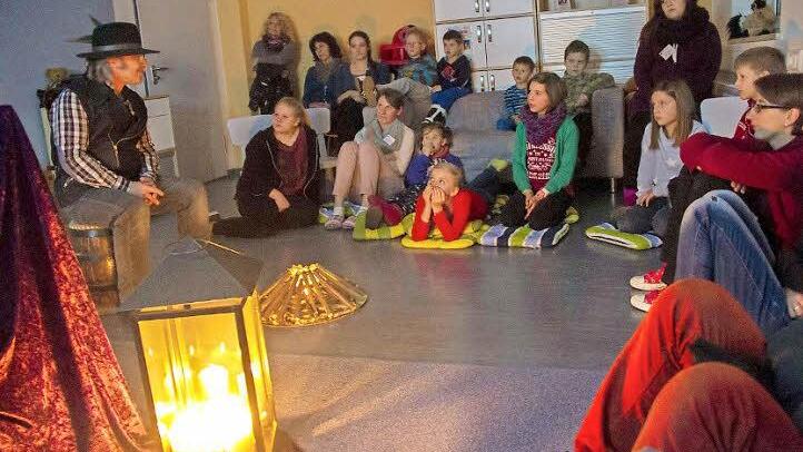 Märchenerzähler Georg Walter Engel aus Forchheim (links) mit seiner multimedialen Kiste. Foto: R. Ruprecht