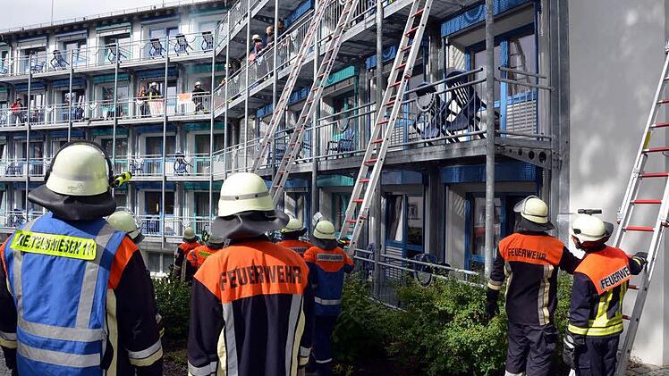 Dramatische Szenen bei der Großübung am Samstag im Haus Kreuzberg der Kurklinik "Am Kurpark" in Bad Kissingen.  Foto: Rauch