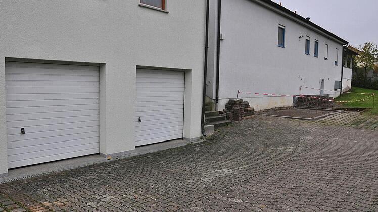 Die Garagen am Mehrzweckgebäude in Horhausen (links im Bild) sollen zu einem neuen Jugendraum umgebaut werden. Daher errichten die Bürger derzeit einen neuen Lagerraum (rechts im Bild).