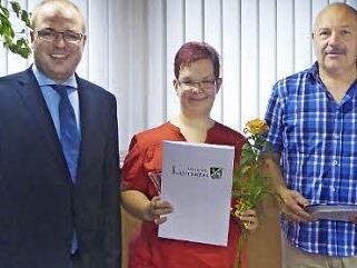 F&uuml;r jeweils 25-maliges Blutspenden ehrte B&uuml;rgermeister Sebastian Straubel Stefanie Schubert und Burkhard Kessner (von links).  Foto: Herzog