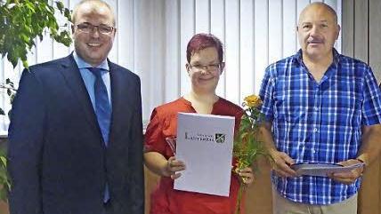 F&uuml;r jeweils 25-maliges Blutspenden ehrte B&uuml;rgermeister Sebastian Straubel Stefanie Schubert und Burkhard Kessner (von links).  Foto: Herzog